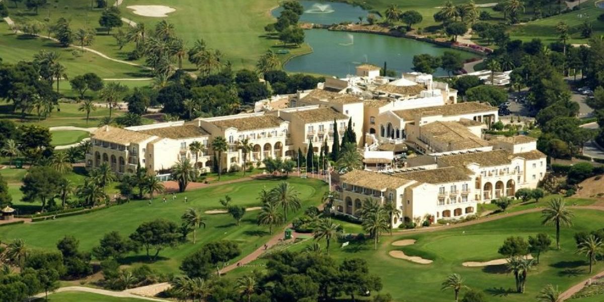 La compañía INMOGOLF, S.L., propietaria del complejo Turístico Deportivo LA MANGA CLUB en el t.m. de Cartagena encarga al despacho SERRANO & ASOCIADOS, el asesoramiento jurídico de su actividad en el citado complejo y en especial sus proyectos de expansión urbanística.